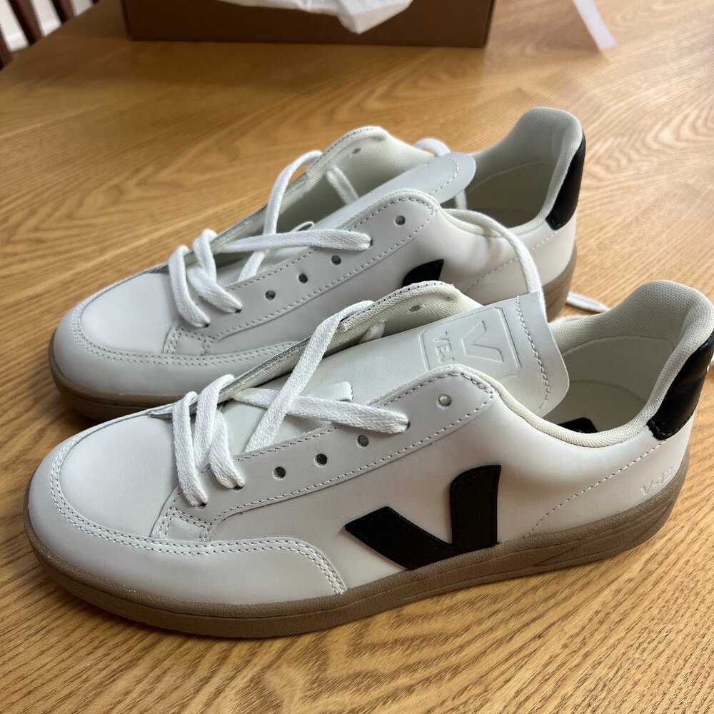 NIB Veja V-12 Size 39/W8 Extra White Black Dune